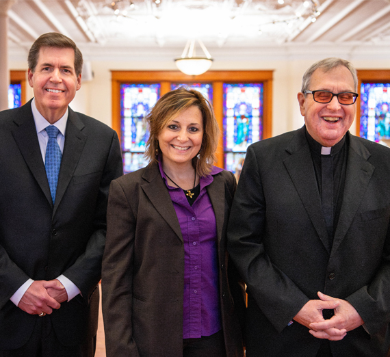 باسيريني وهي تلوح للمشاركين في حفل تنصيبها.